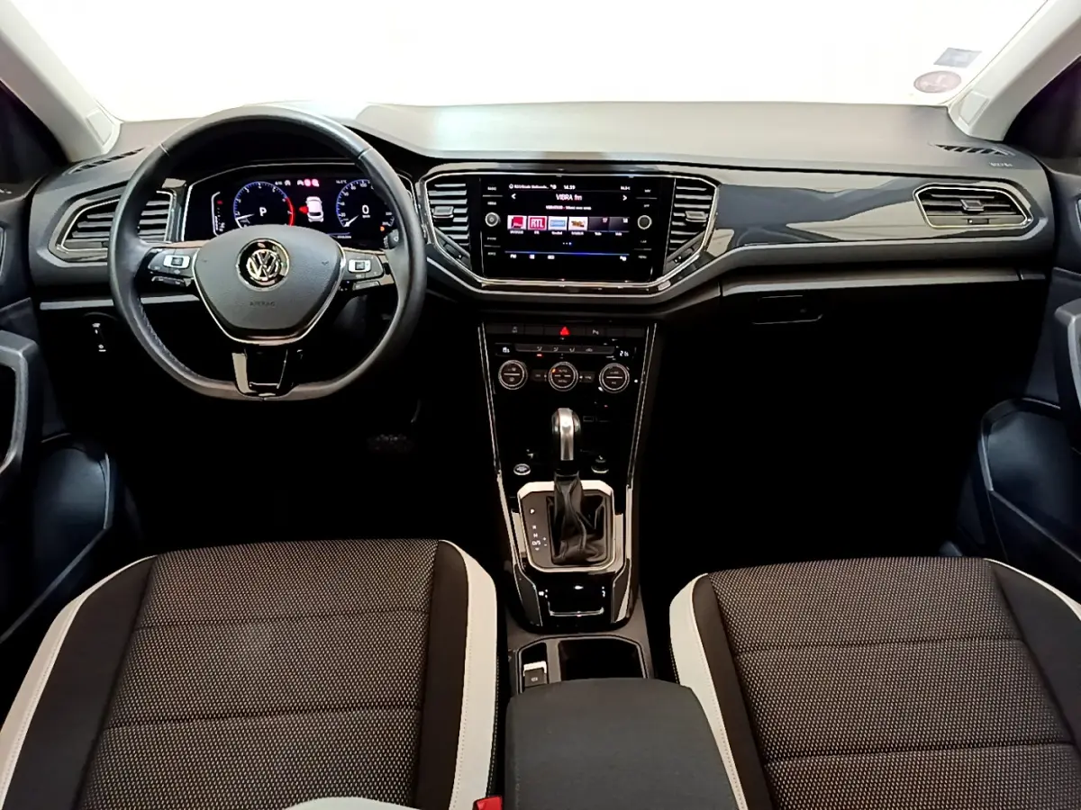 Intérieur noir du Volkswagen T-Roc 1.5 TSI 2020, vue frontale du tableau de bord et volant multifonctions cuir.
