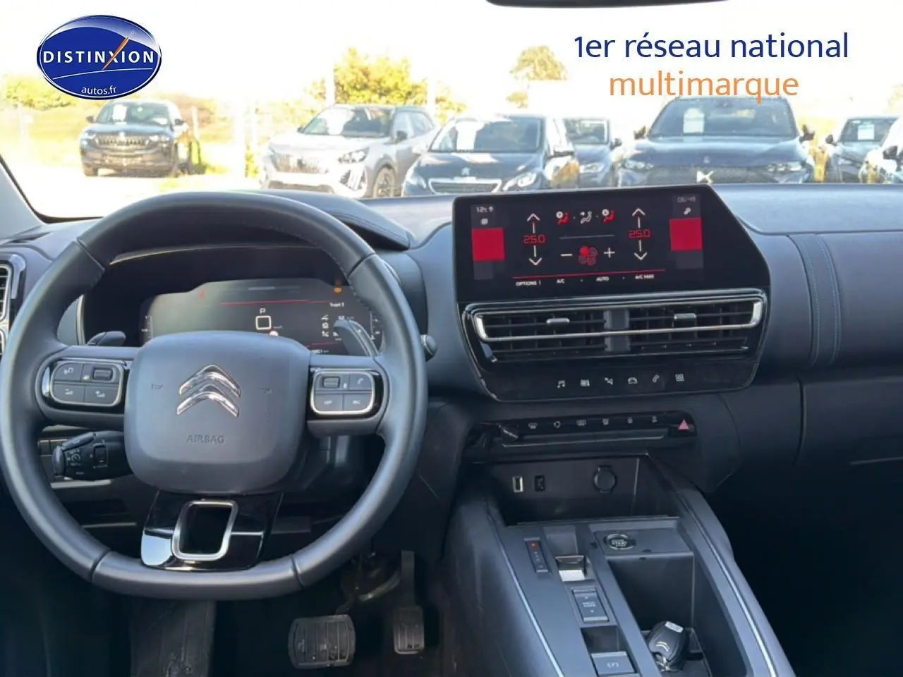 Vue intérieure avant du tableau de bord et volant noir du Citroën C5 Aircross 2025 avec écran tactile et commandes intégrées.