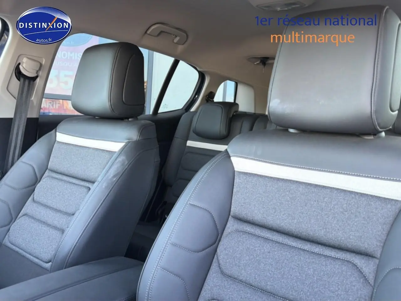 Vue intérieure rapprochée des sièges avant en cuir gris et tissu du Citroën C5 Aircross 2025.