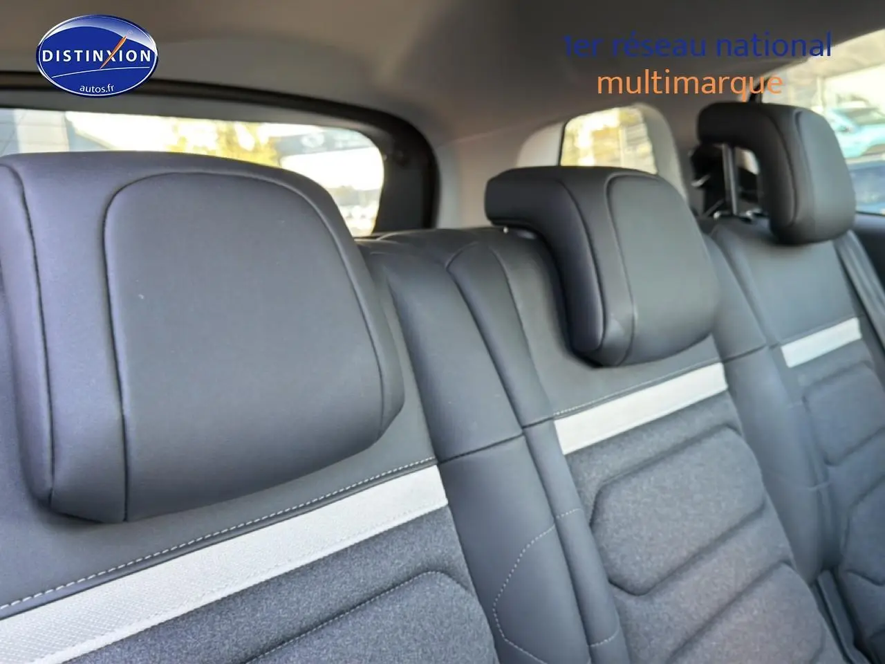 Vue rapprochée des sièges arrière noirs du Citroën C5 Aircross 2025 avec appuie-têtes et bande grise décorative.