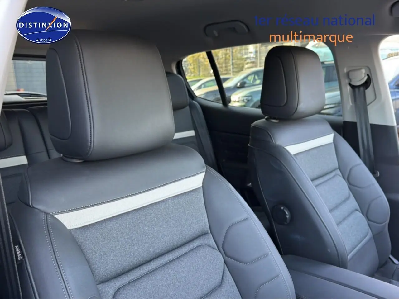 Vue intérieure rapprochée des sièges avant gris et tissu clair du Citroën C5 Aircross hybride 2025.
