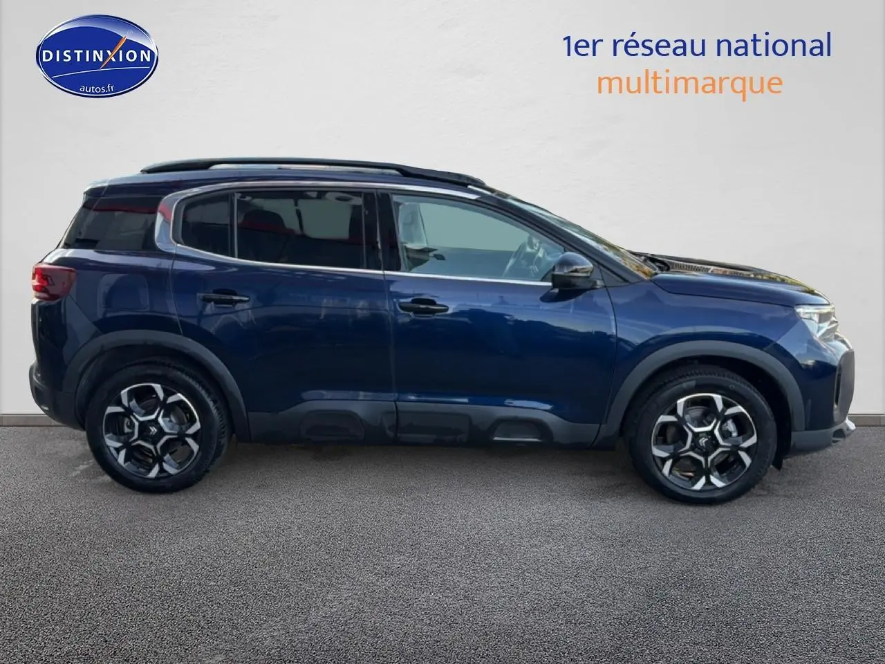 Profil droit d'un Citroën C5 Aircross bleu eclipse 2025 avec jantes alu et vitres teintées sur fond neutre.