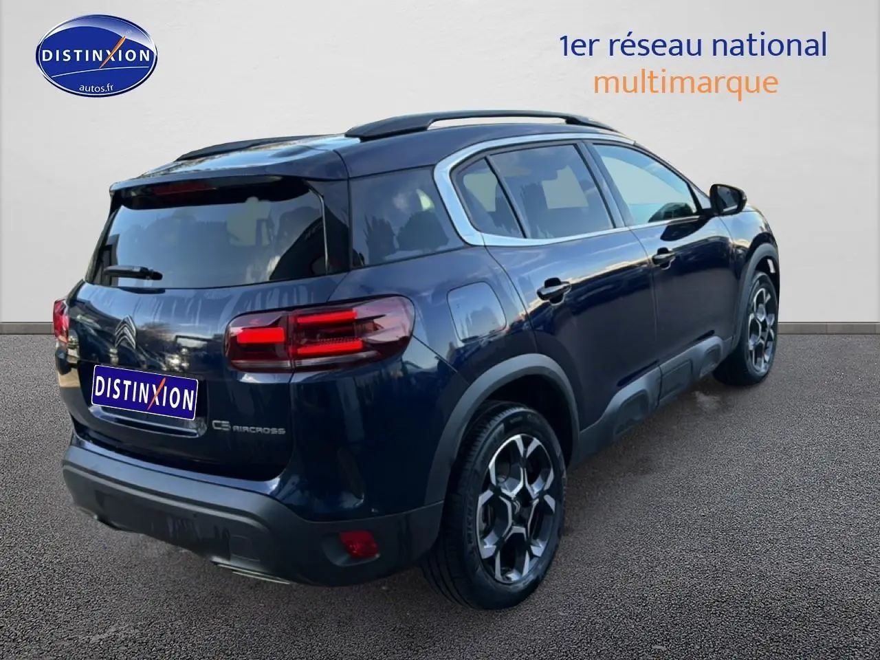 Vue 3/4 arrière droite d'un Citroën C5 Aircross bleu eclipse avec jantes alu et vitres teintées.