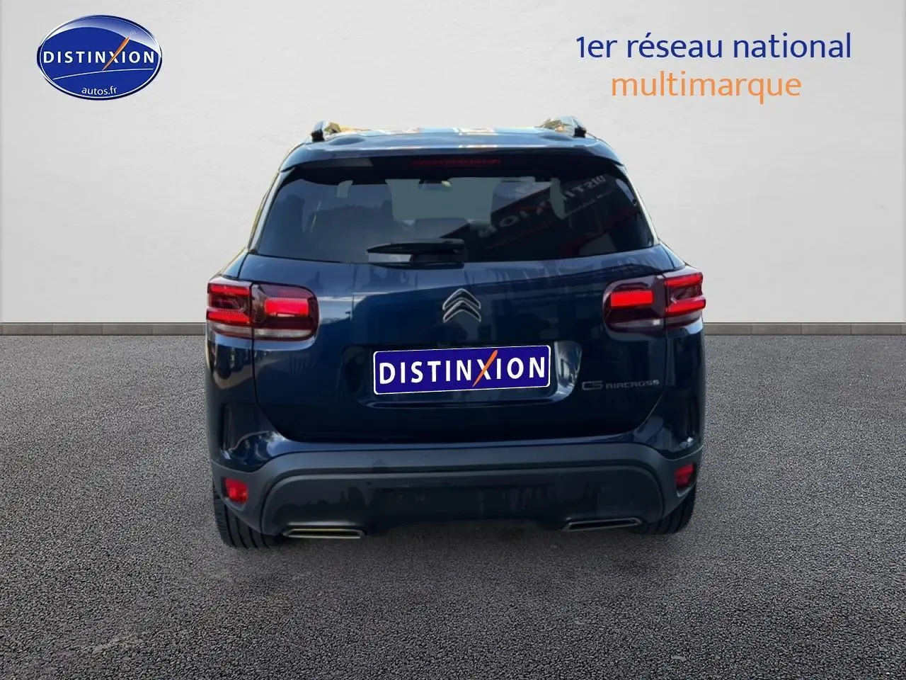 Vue arrière du Citroën C5 Aircross bleu eclipse avec feux arrière LED et double sortie d'échappement visible.