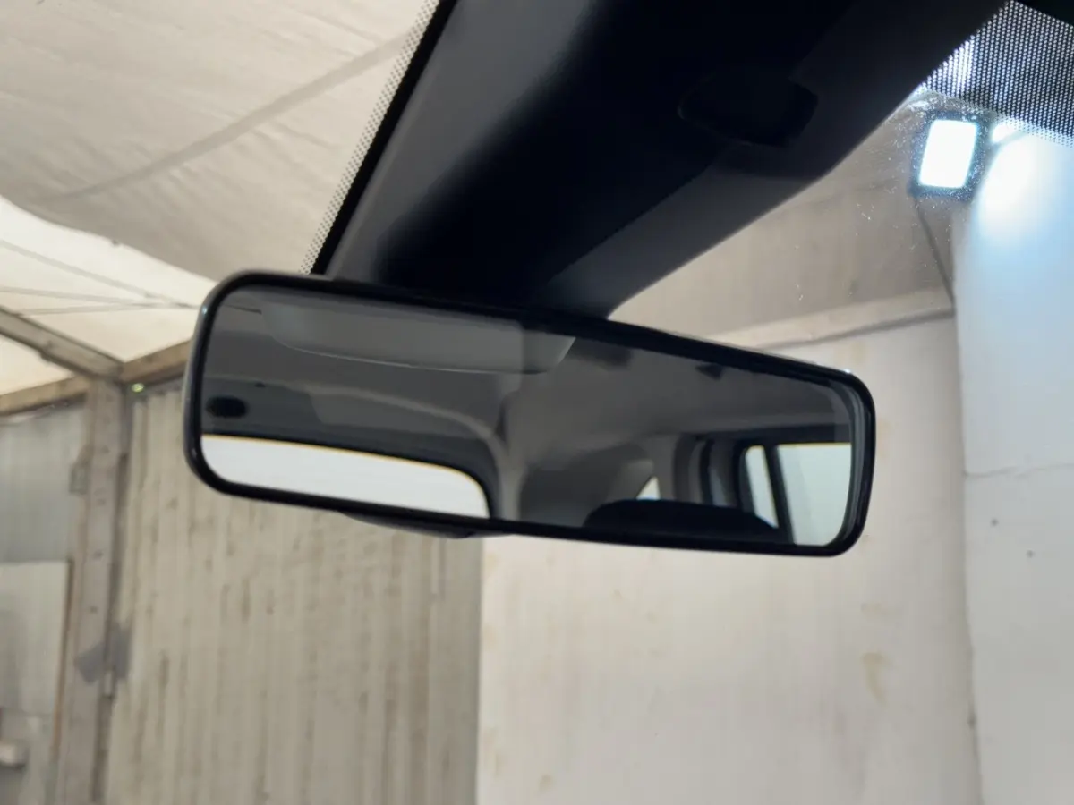 Rétroviseur intérieur du Peugeot Rifter BlueHDi 100 Allure 2019, vue rapprochée du miroir et plafond clair.