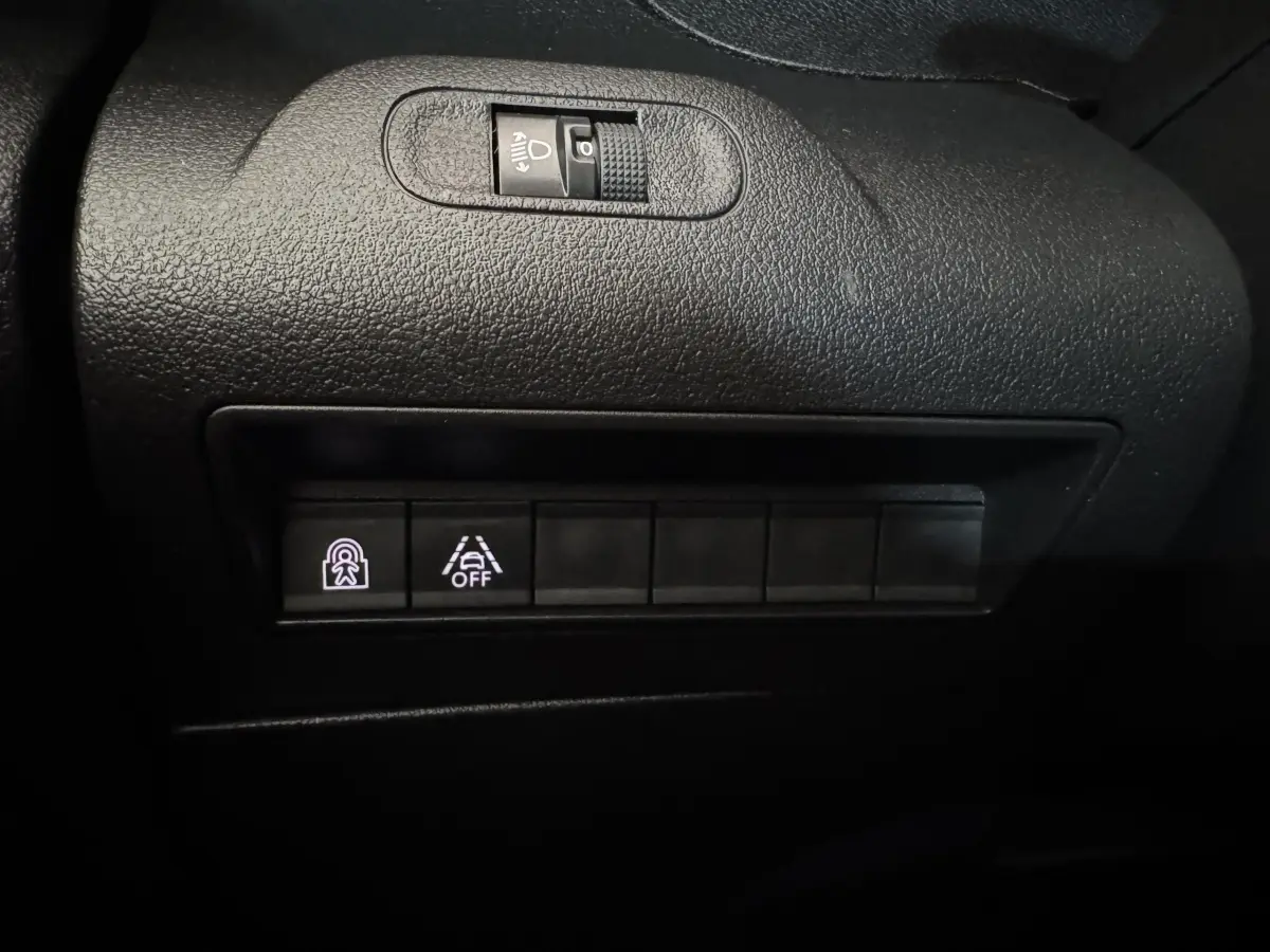 Détail du tableau de bord noir du Peugeot Rifter BlueHDi 100 Allure 2019 montrant les boutons d'aide à la conduite.