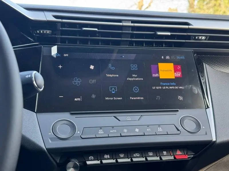 Vue rapprochée de l’écran tactile multifonction et de la console centrale noire du Peugeot 308 2025.