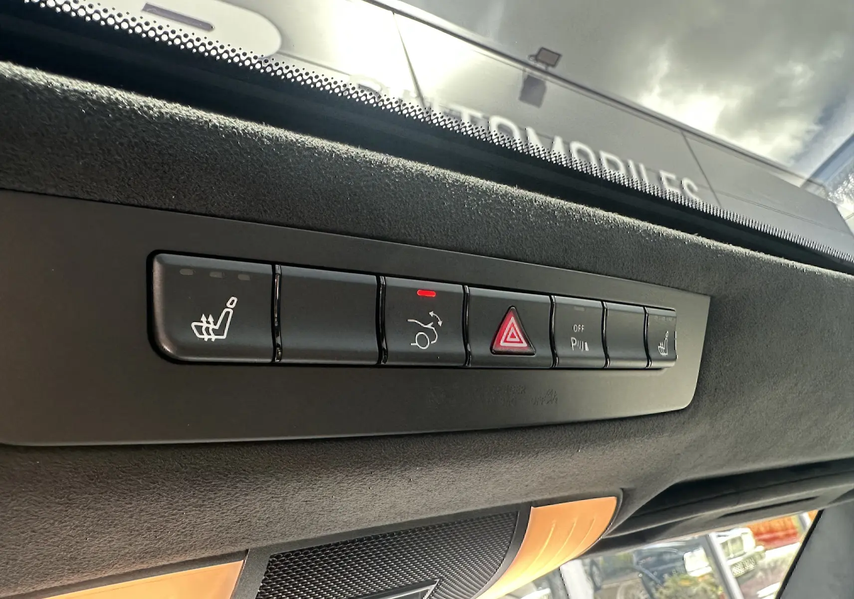 Vue intérieure du toit ouvrant de la Mercedes AMG GT 2015, avec boutons de commande et finition noire.