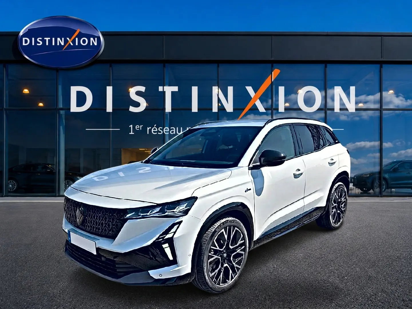 Renault Austral blanc nacré en 3/4 avant droit, avec jantes alu noires et calandre au design distinctif esprit Alpine.