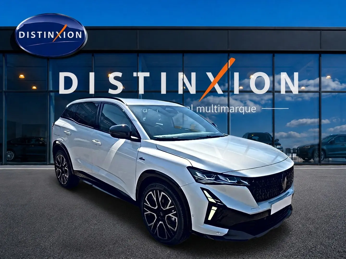 Renault Austral blanc nacré en 3/4 avant droit, avec calandre noire et jantes alliage distinctives.