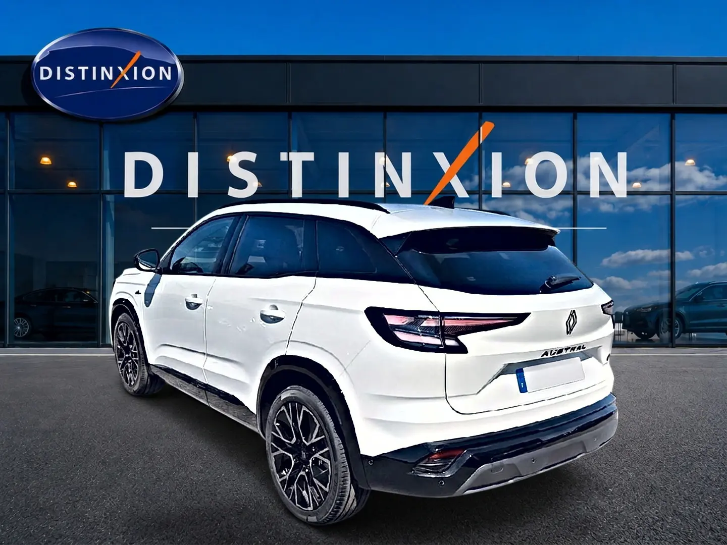 Renault Austral blanc nacré en 3/4 arrière droit, avec jantes alu noires et toit noir contrasté.