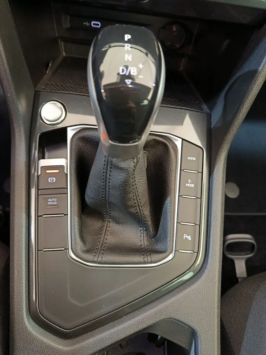 Gros plan sur la commande de boîte automatique noire avec mode GTE et E-MODE du Volkswagen Tiguan hybride rechargeable 2022.