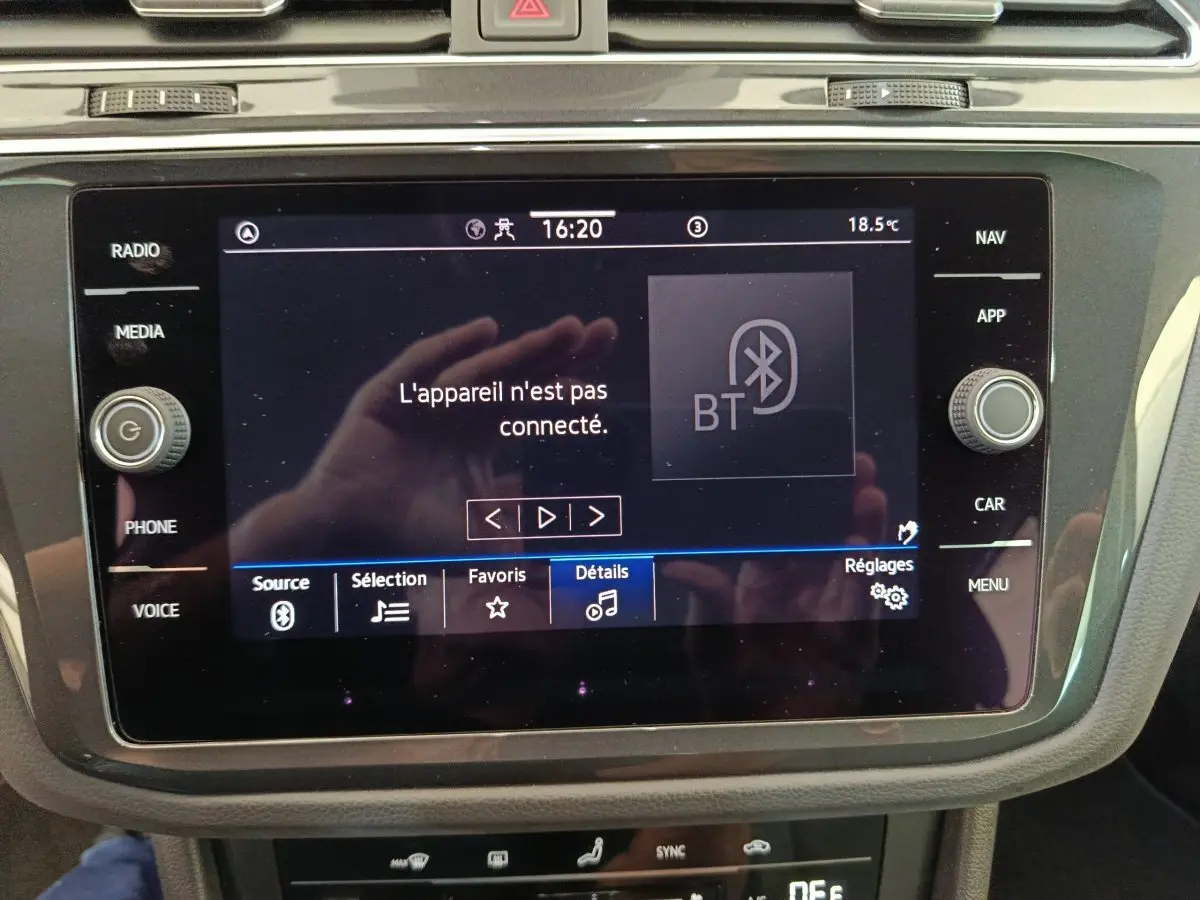 Écran tactile central du tableau de bord du Volkswagen Tiguan bleu 2022 affichant le menu Bluetooth non connecté.