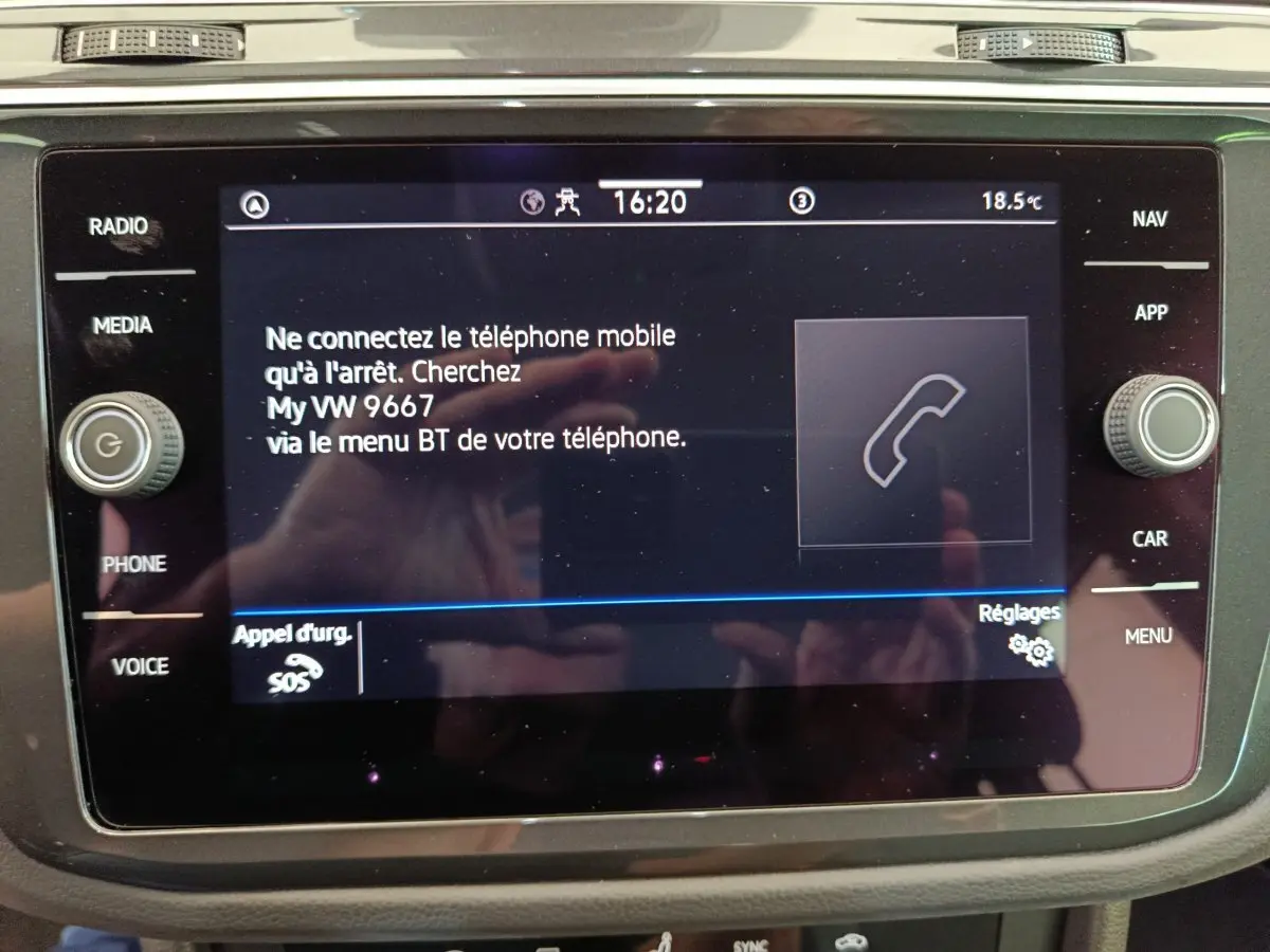 Écran tactile central du Volkswagen Tiguan 1.4 eHybrid 2022 affichant instructions de connexion Bluetooth.