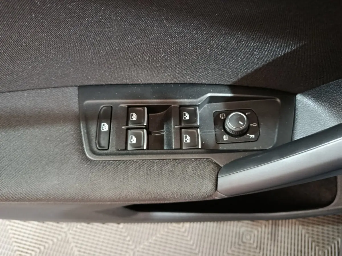 Panneau de commande des vitres et rétroviseurs côté conducteur du Volkswagen Tiguan bleu 1.4 eHybrid 2022.