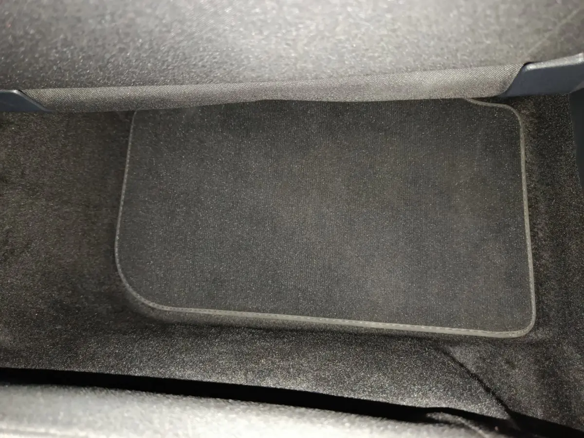 Tapis de sol noir côté passager avant du Volkswagen Tiguan 1.4 eHybrid 245 DSG6 Life Business 2022