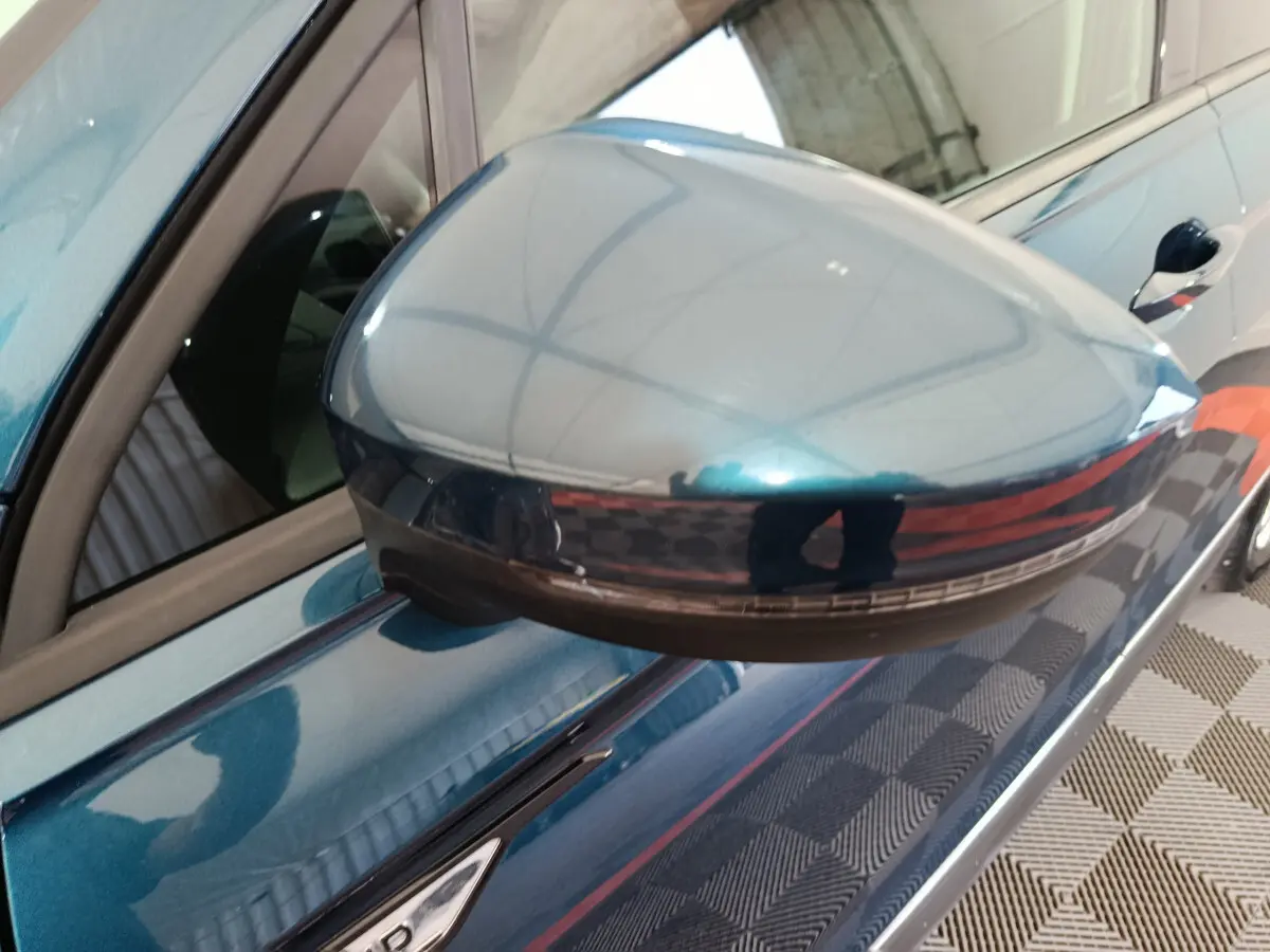 Rétroviseur droit bleu métallisé du Volkswagen Tiguan 1.4 eHybrid 245 DSG6 LIFE BUSINESS en gros plan.