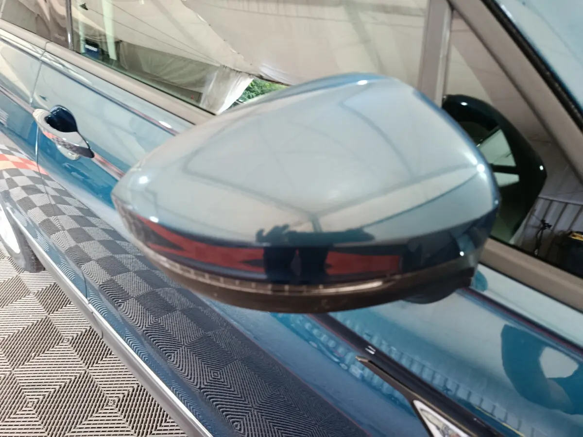 Rétroviseur droit bleu du Volkswagen Tiguan 1.4 eHybrid 245 DSG6 Life Business, vue rapprochée sur la portière côté droit.