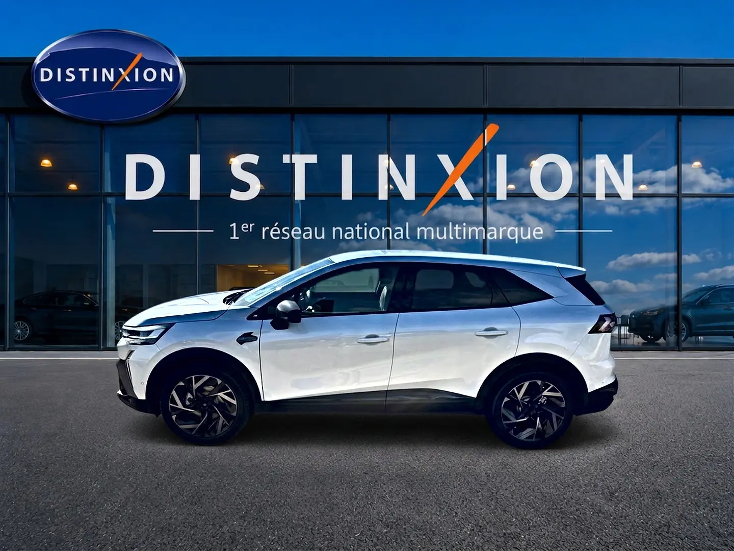 Renault Symbioz blanc nacré vu de profil côté gauche, avec jantes alu noires et toit noir contrastant.
