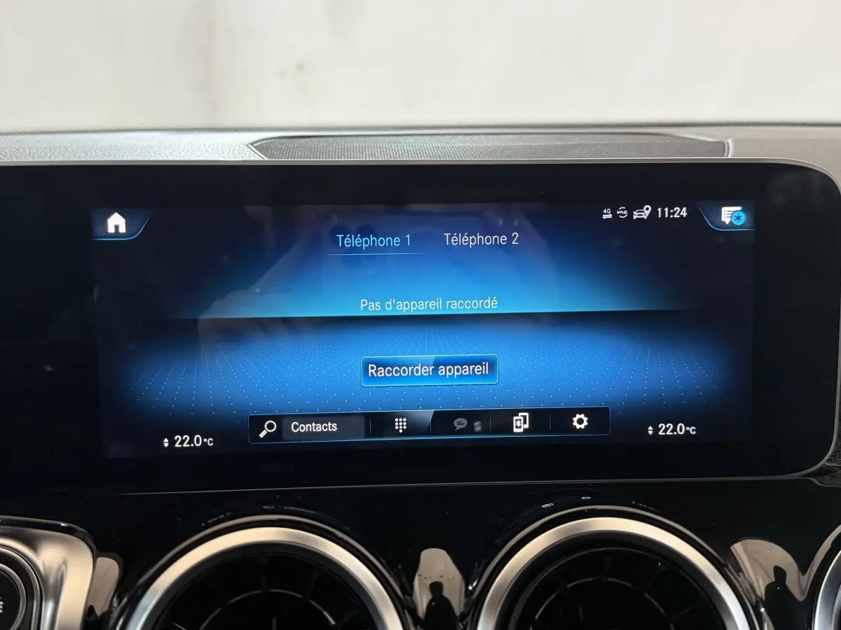 Écran tactile central du tableau de bord du Mercedes GLB 200 d AMG Line noir, affichant le menu Bluetooth.