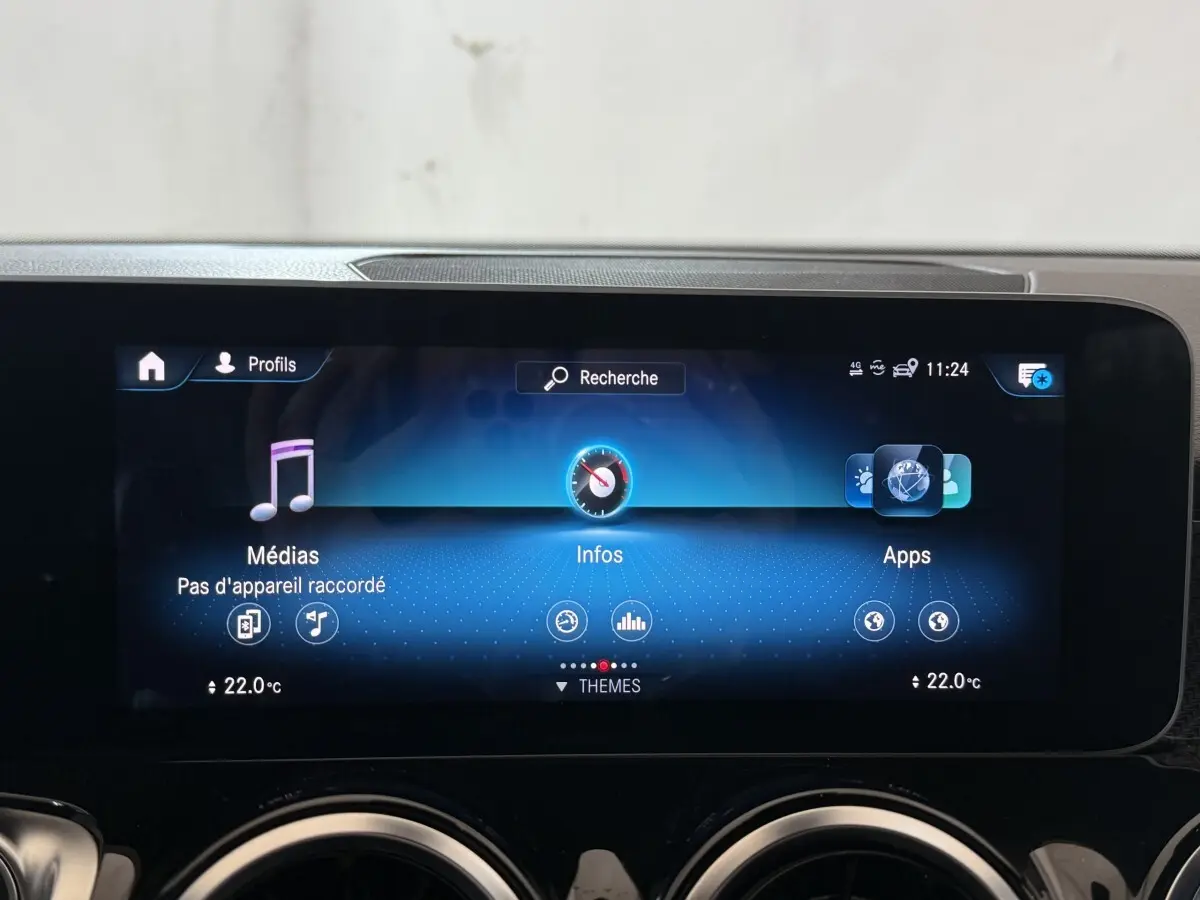 Écran tactile central du tableau de bord du Mercedes GLB 200 d AMG Line affichant médias, infos et apps.