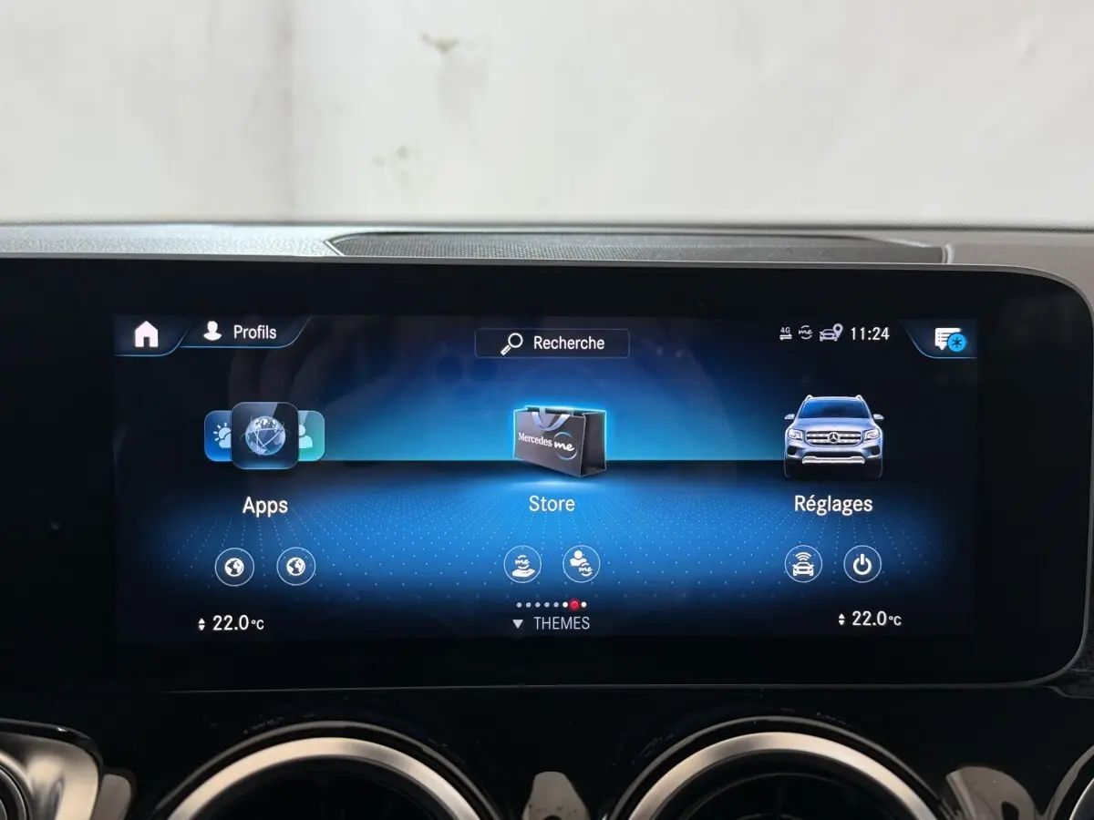 Écran tactile central affichant le menu multimédia du Mercedes GLB 200 d AMG Line noir, vue intérieure frontale.