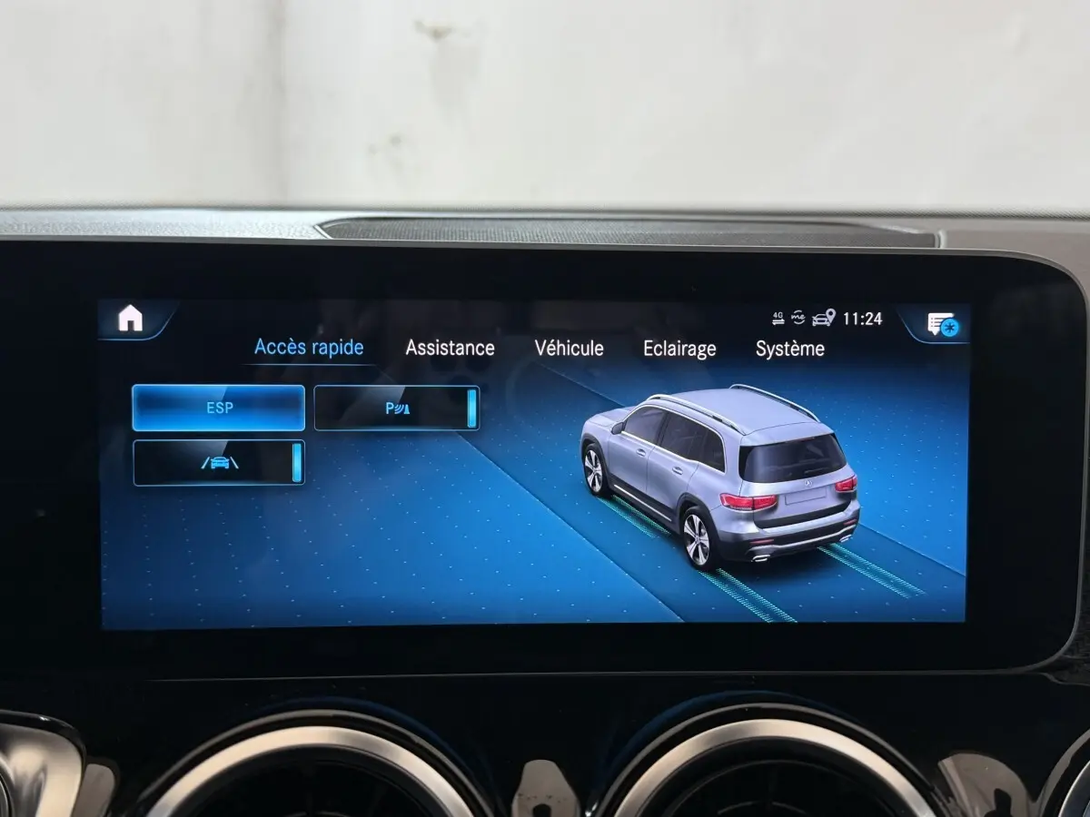 Écran tactile intérieur montrant une vue 3/4 arrière d’un Mercedes GLB noir avec options d’assistance activées.