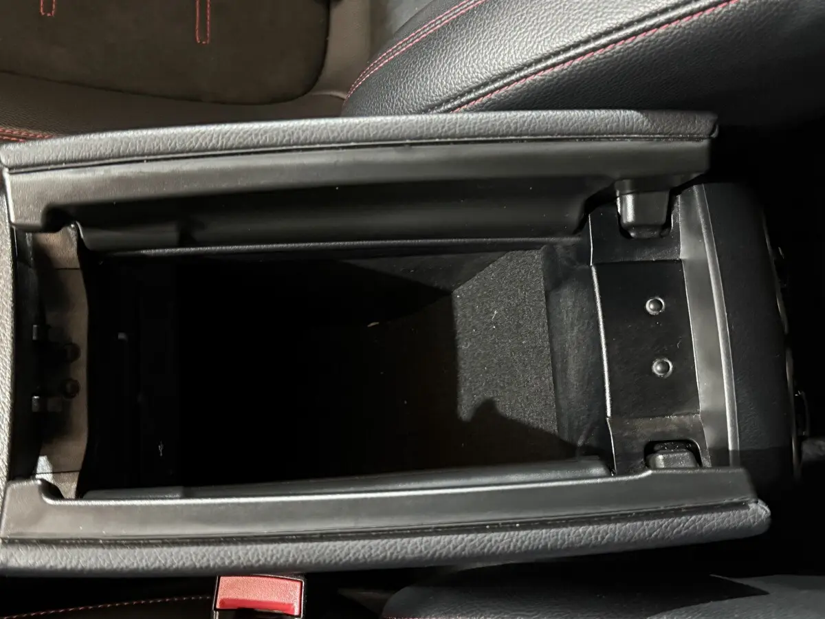 Vue plongeante sur le rangement central ouvert en cuir noir avec surpiqûres rouges du Mercedes GLB 200 d AMG Line 2020.