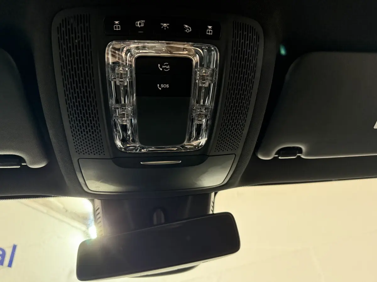 Vue intérieure du plafonnier noir du Mercedes GLB 200 d AMG Line avec commandes SOS et éclairage intégré.