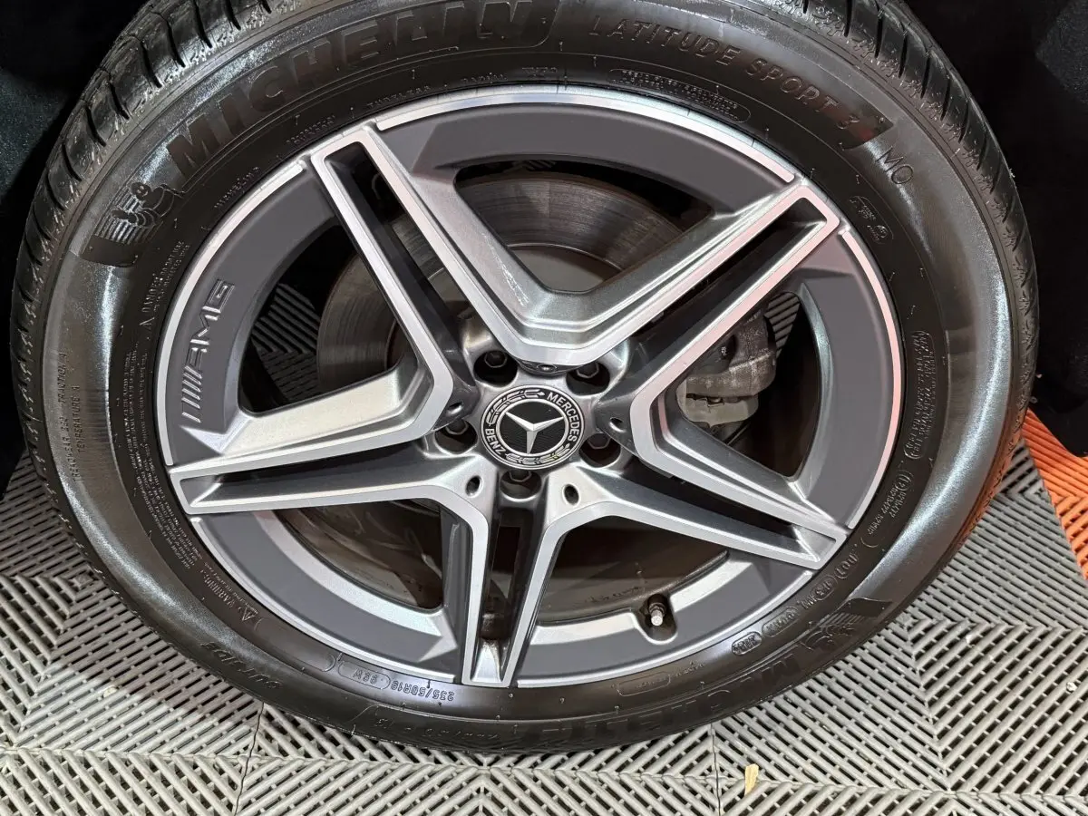 Gros plan sur la jante AMG gris mat et pneu Michelin d’un Mercedes GLB 200 d noir, détail de la roue avant.