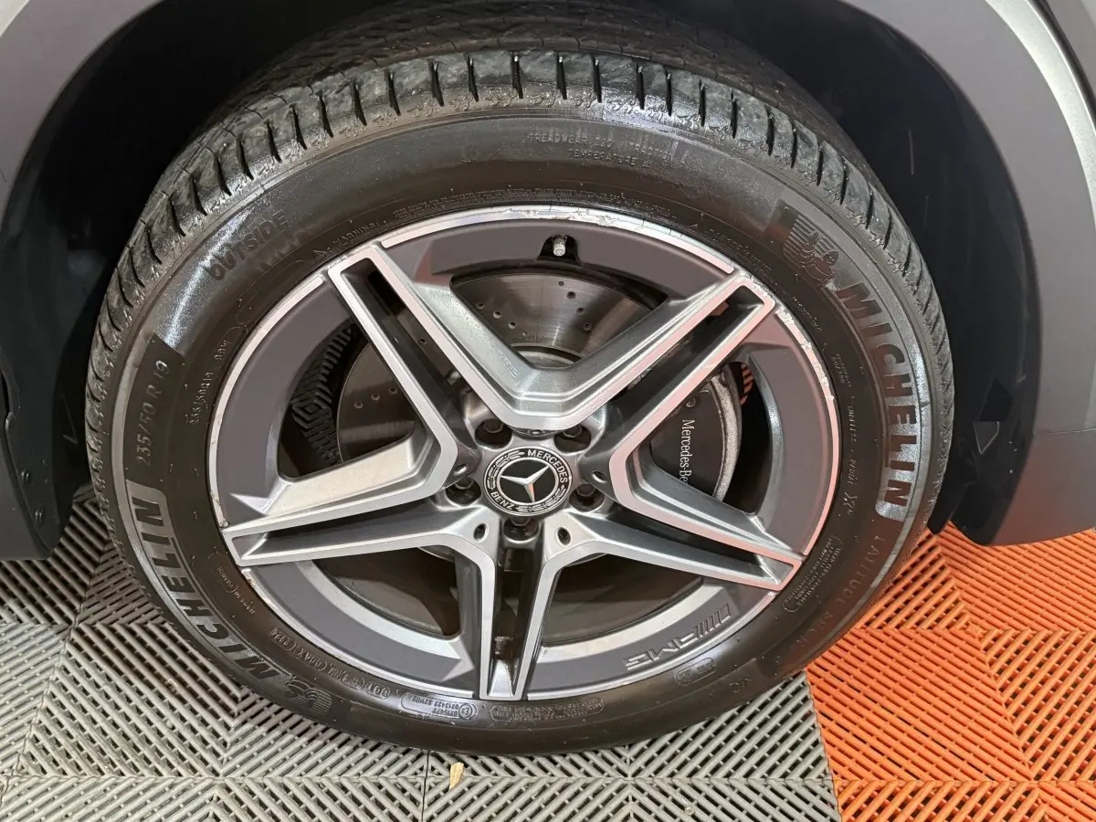 Gros plan sur la roue avant gauche du Mercedes GLB 200 d AMG Line noir, jante AMG en alliage et pneu Michelin.