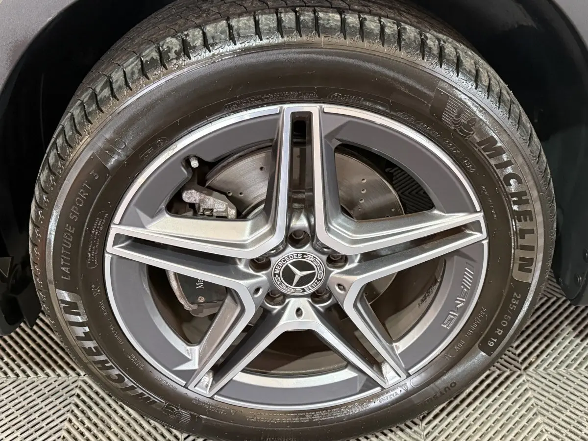 Gros plan sur la jante AMG 5 branches grise du Mercedes GLB 200 d noir, avec pneu Michelin visible de face.