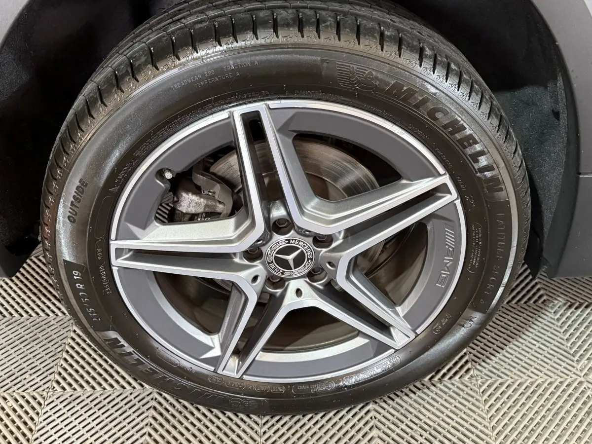 Gros plan sur la jante AMG 5 branches grise et pneu Michelin du Mercedes GLB 200 d noir, côté avant droit.