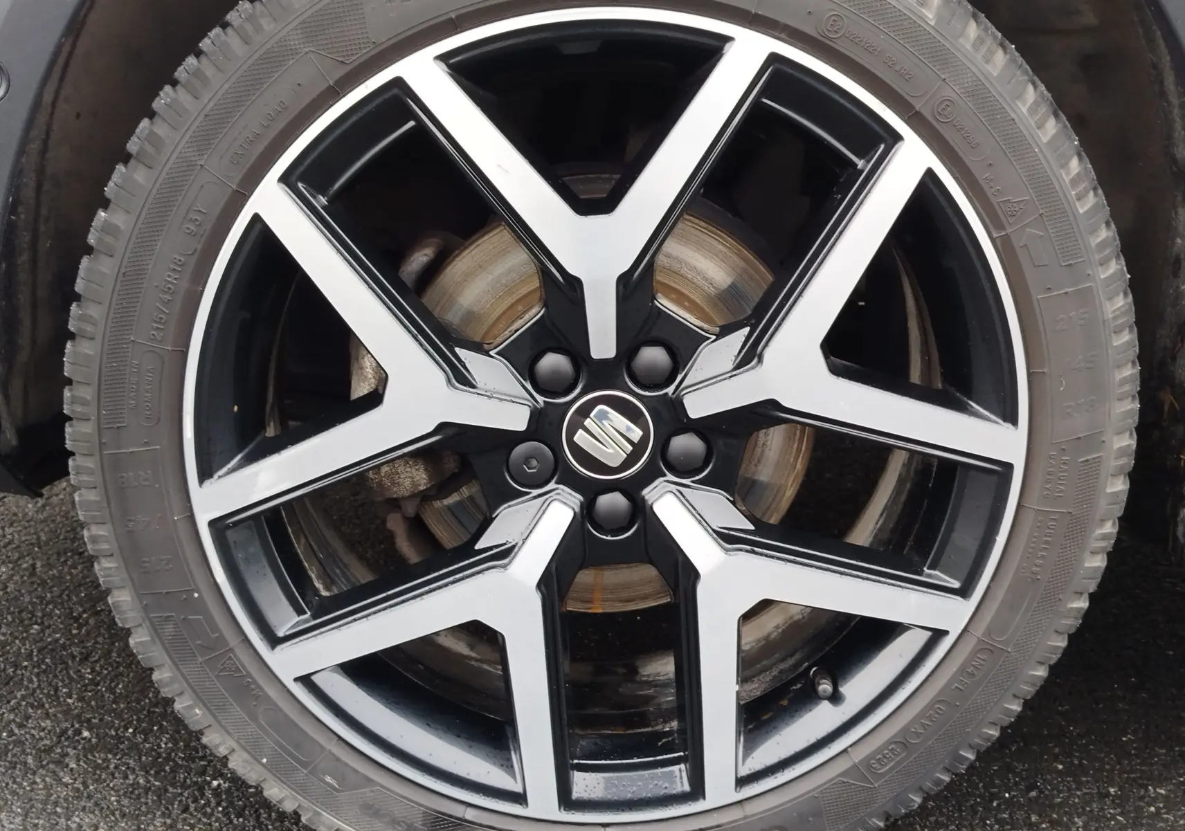 Gros plan sur la jante alliage bicolore noire et argentée d'un SEAT Arona 2020, roue avant droite.