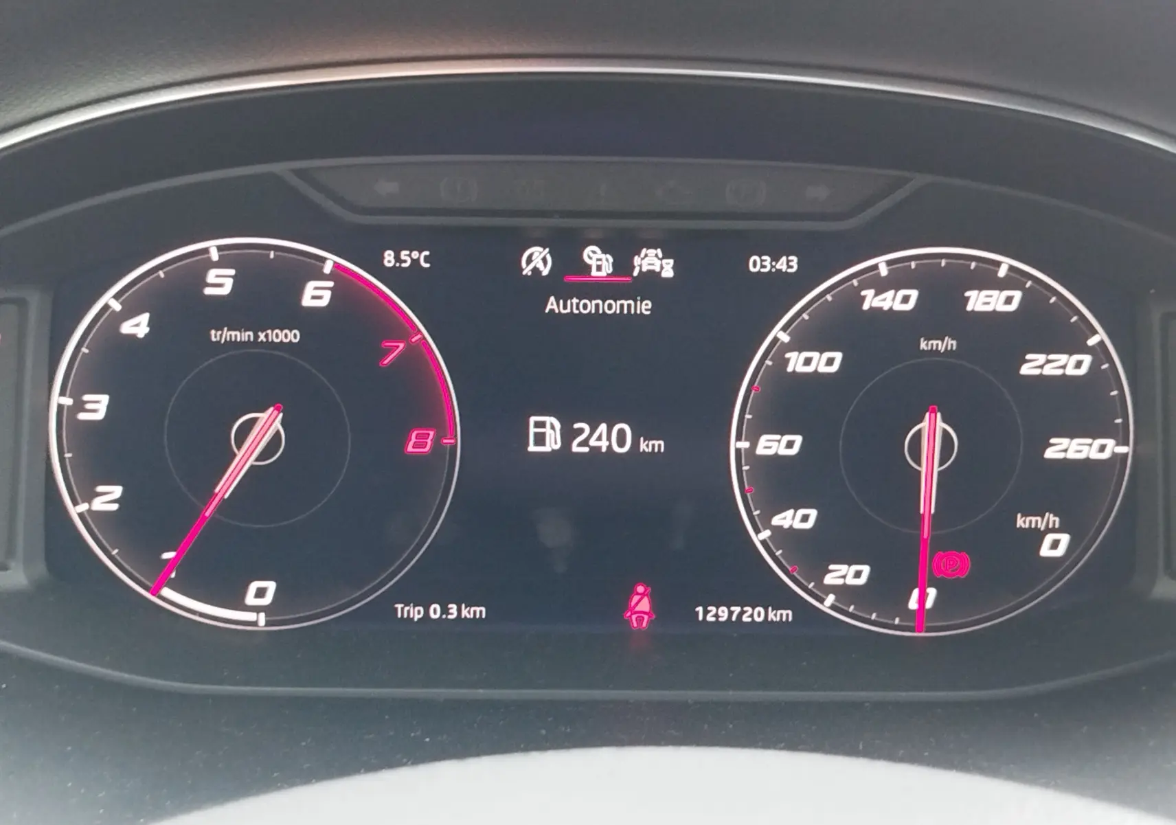 Tableau de bord numérique d'une SEAT Arona 2020, affichant autonomie 240 km, tachymètre et compteur de vitesse à l'arrêt.