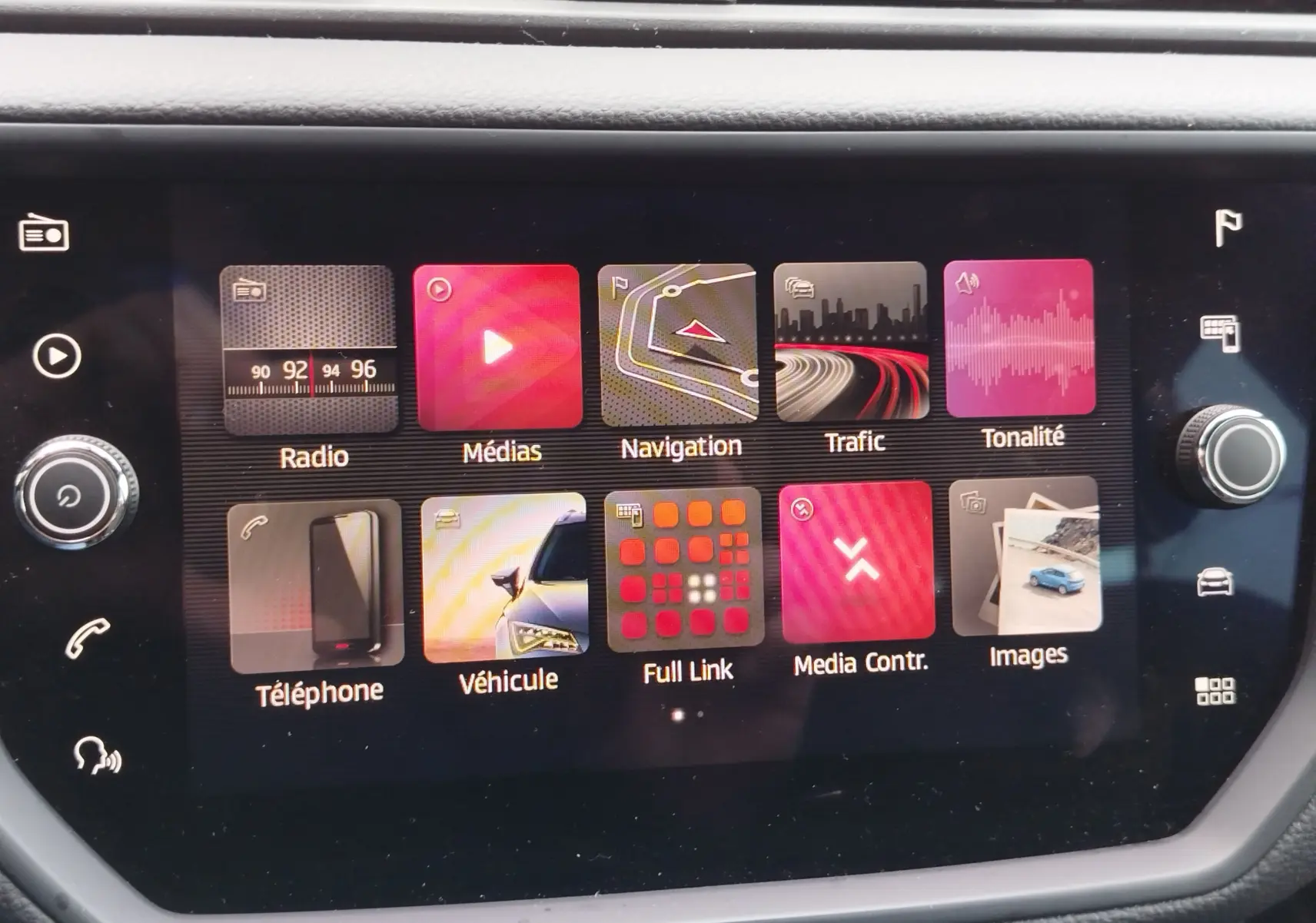 Écran tactile central du SEAT Arona 2020 montrant les icônes des fonctions radio, navigation, médias et téléphone.