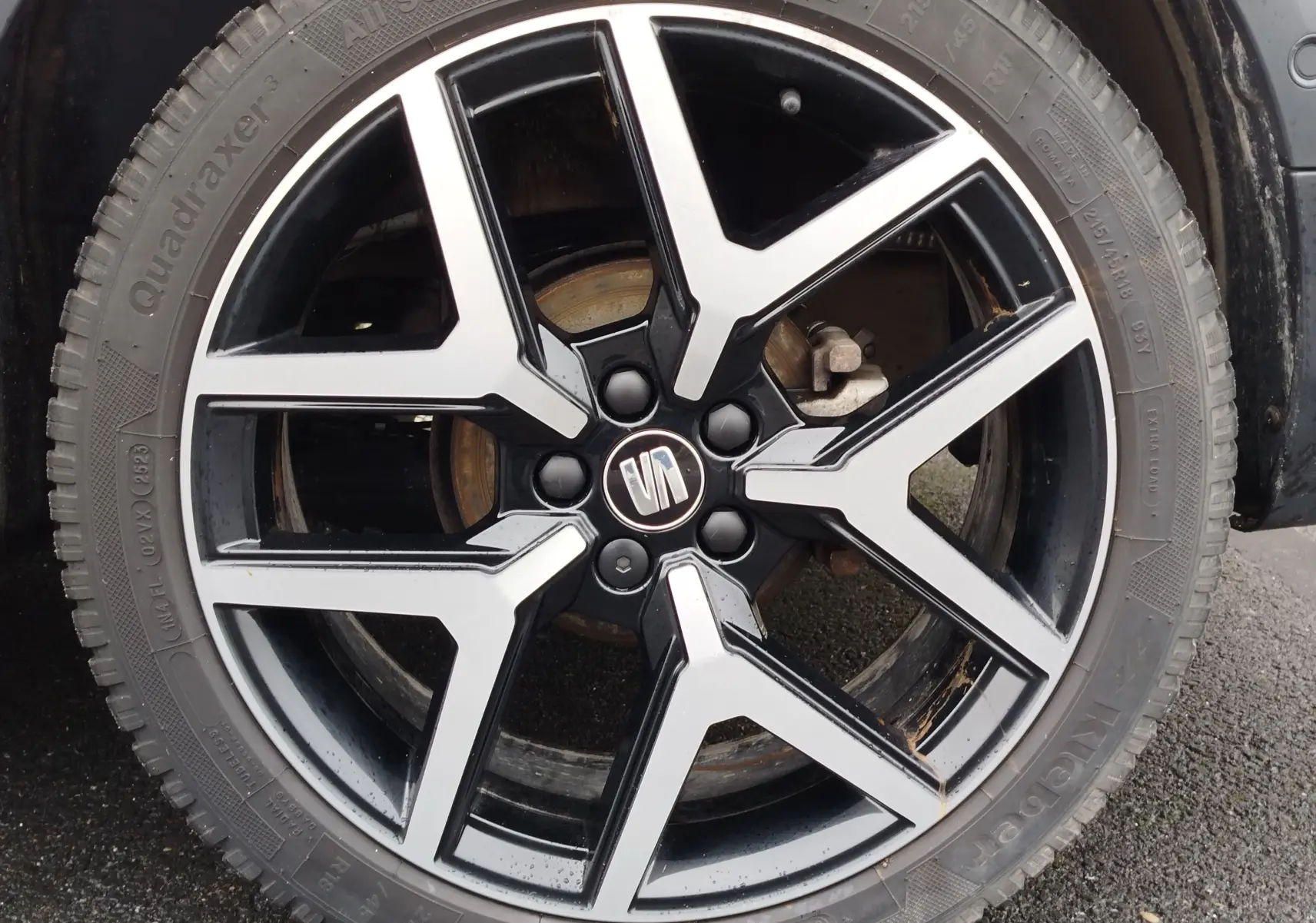 Gros plan sur la jante alliage bicolore noire et argentée de la SEAT ARONA 2020, mettant en valeur son design moderne.