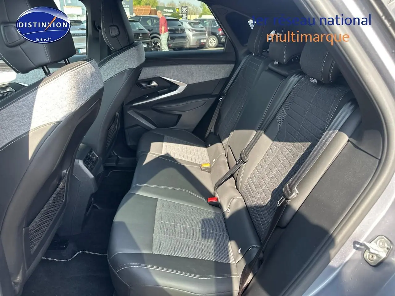 Vue intérieure côté droit sur la banquette arrière en tissu et cuir du Peugeot 3008 gris Artense 2025, avec ceintures visibles.