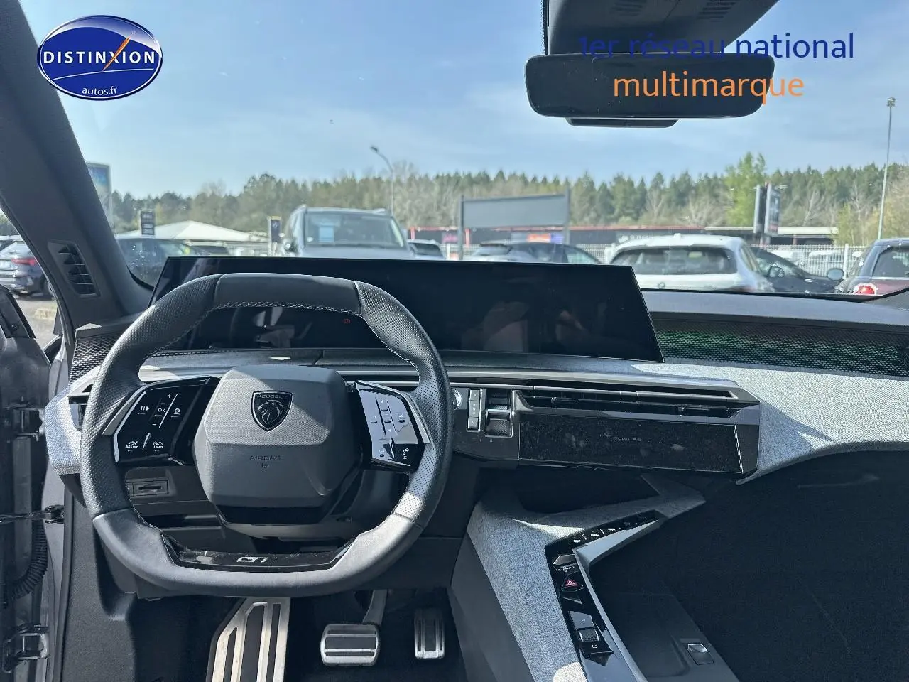 Vue intérieure avant du Peugeot 3008 gris Artense, volant cuir multifonction avec logo et écran tactile large.