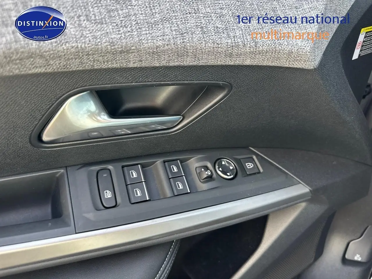 Détail de la commande des vitres et rétroviseurs côté conducteur du Peugeot 3008 gris Artense, intérieur noir.