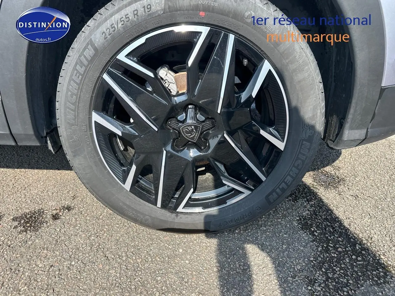 Gros plan sur la jante alu noire et argentée du côté droit d’un Peugeot 3008 gris Artense 2025.