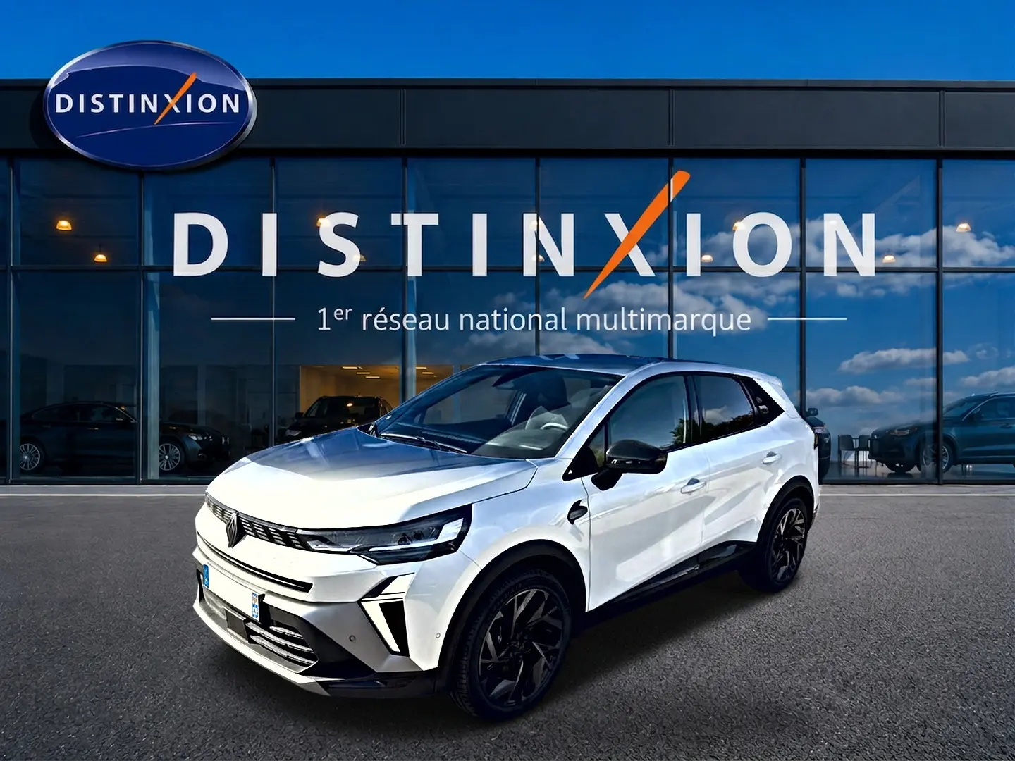 Renault Symbioz blanc nacré en vue 3/4 avant droit, avec jantes noires et détails noirs contrastants.