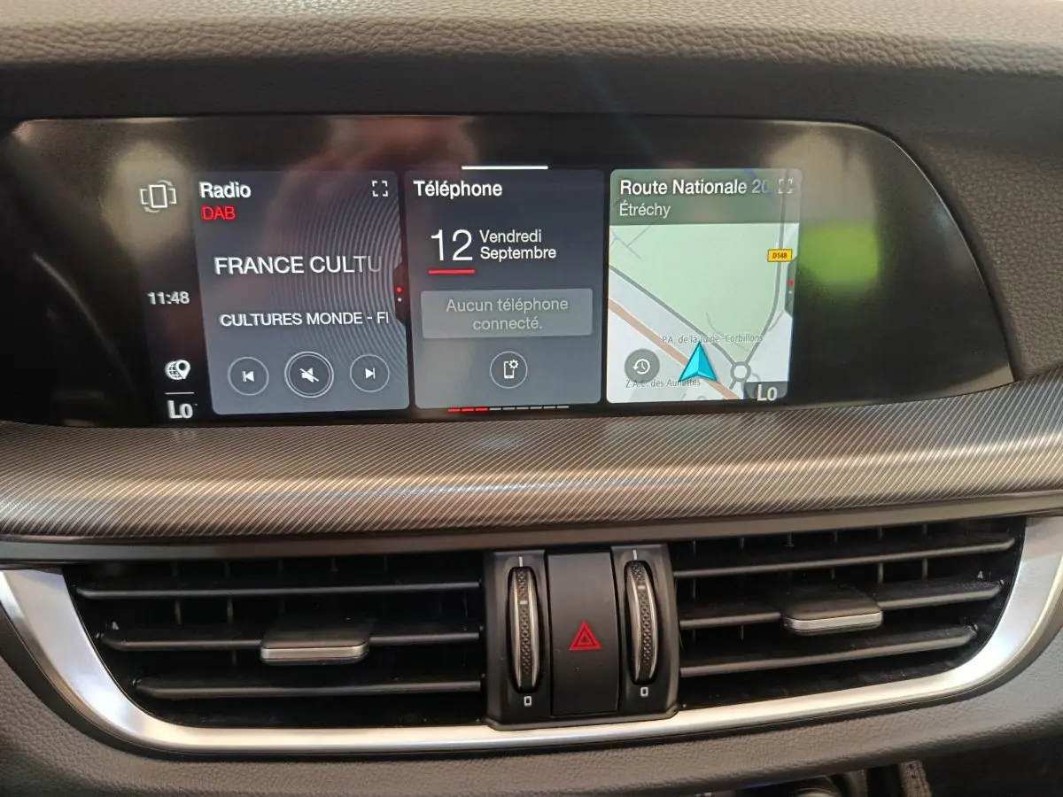 Écran tactile central 12,3 pouces de l'Alfa Romeo Stelvio 2024 gris foncé, affichant radio, téléphone et navigation.
