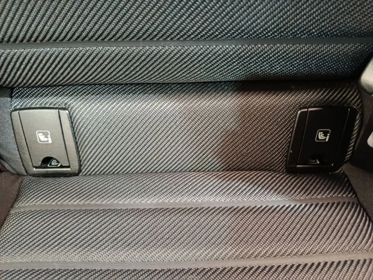 Détail des fixations Isofix sur la banquette arrière en tissu gris foncé de l'Alfa Romeo Stelvio 2024 Sprint.