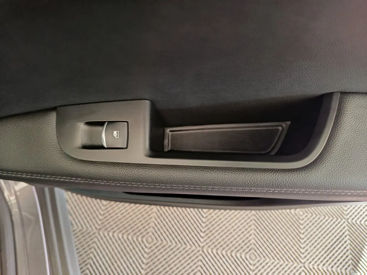 Poignée intérieure côté gauche avec bouton de lève-vitre sur porte gris foncé d'Alfa Romeo Stelvio 2024 Sprint