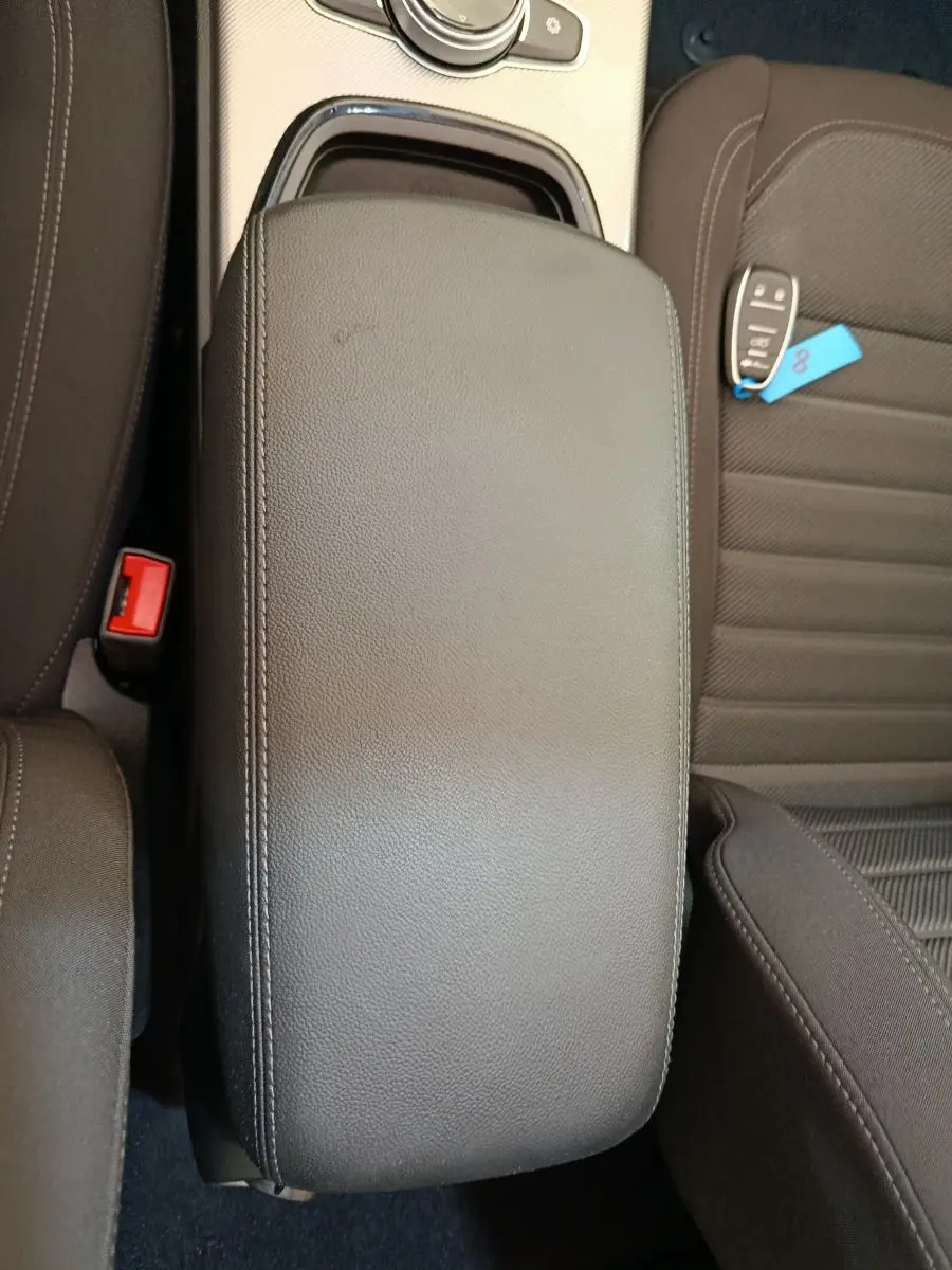 Vue plongeante sur l'accoudoir central noir et la clé de l'Alfa Romeo Stelvio 2.2 TD 160 AT8 Sprint 2024.