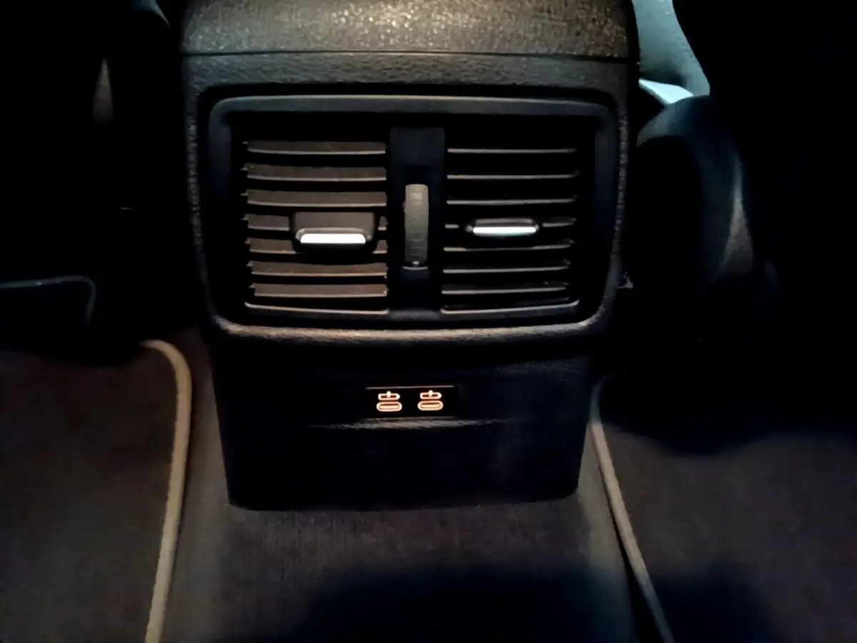 Vue rapprochée des aérateurs arrière noirs et commandes de ventilation pour sièges passagers du BMW X2 gris foncé.
