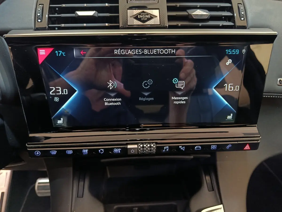 Écran tactile central du DS7 Crossback E-TENSE 4x4 2022 montrant les réglages Bluetooth et climatisation digitale.