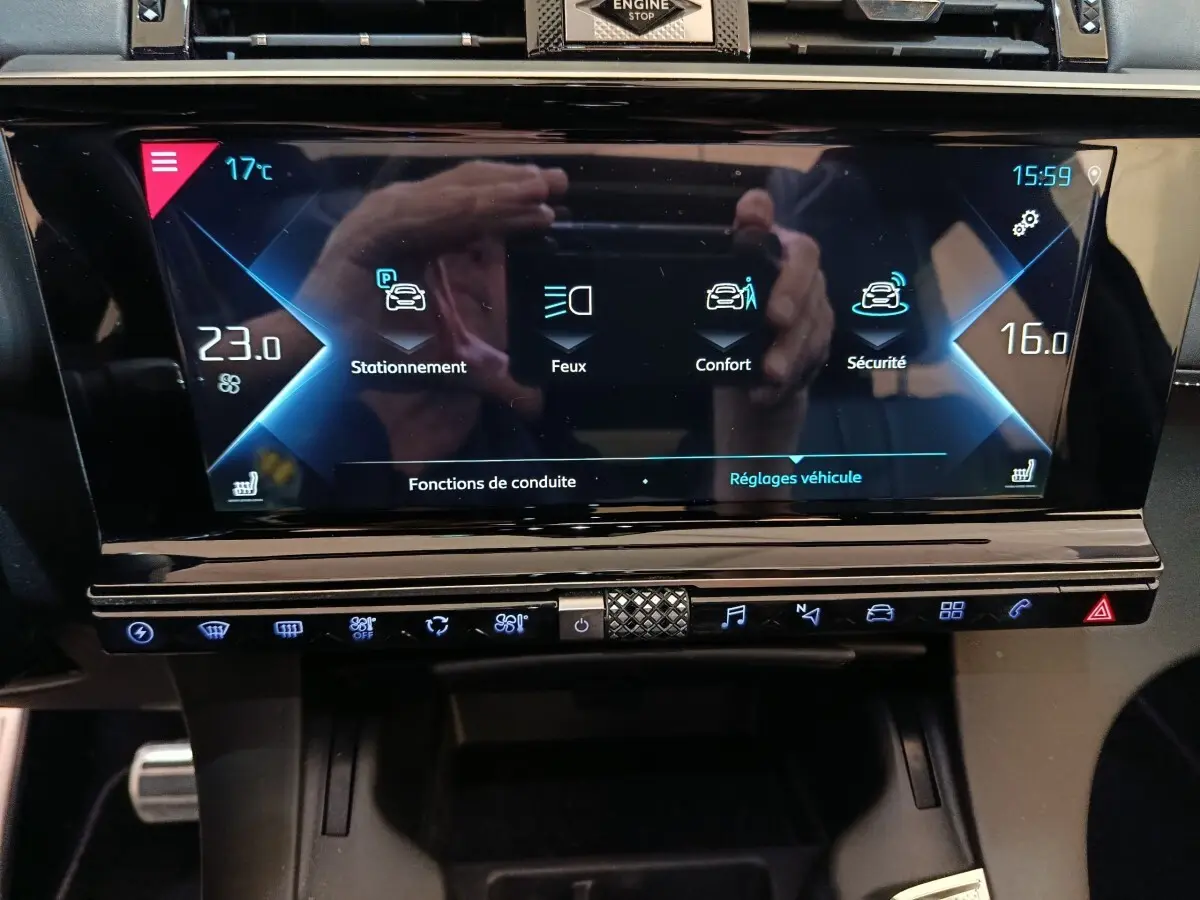Écran tactile central du tableau de bord du DS7 Crossback noir, affichant les réglages de conduite et climatisation.