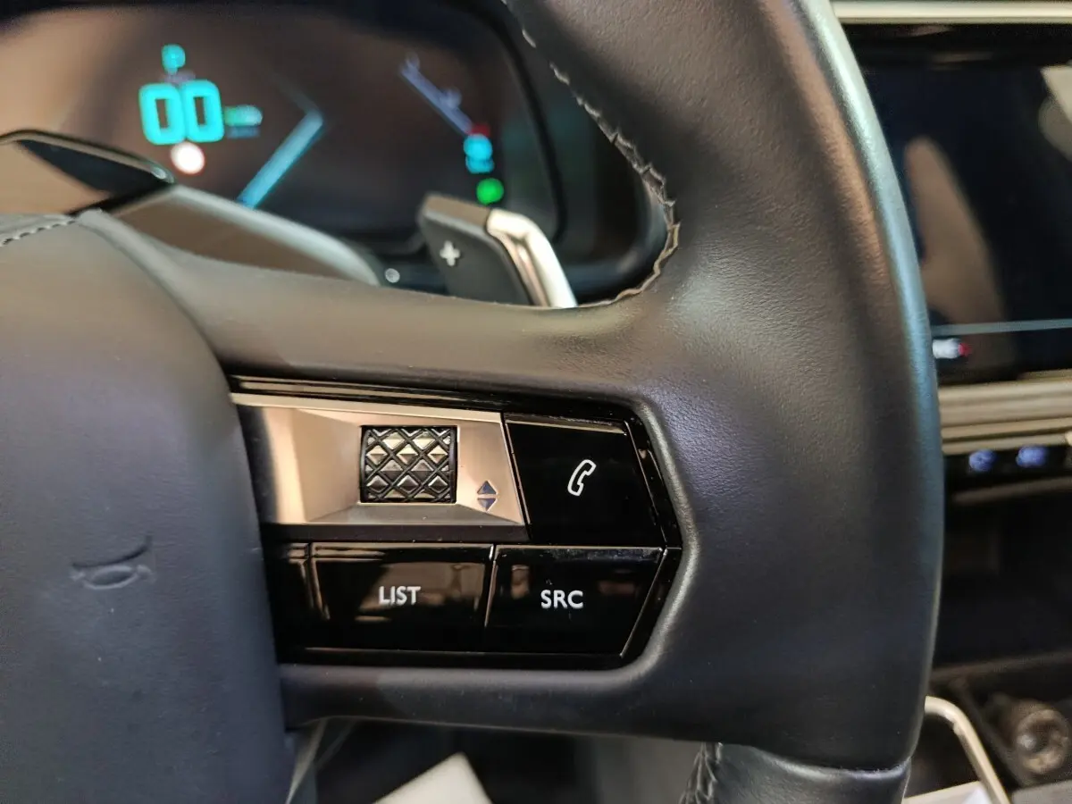 Gros plan sur les commandes gauche du volant cuir noir du DS7 Crossback E-TENSE 4x4 300 LOUVRE 2022.